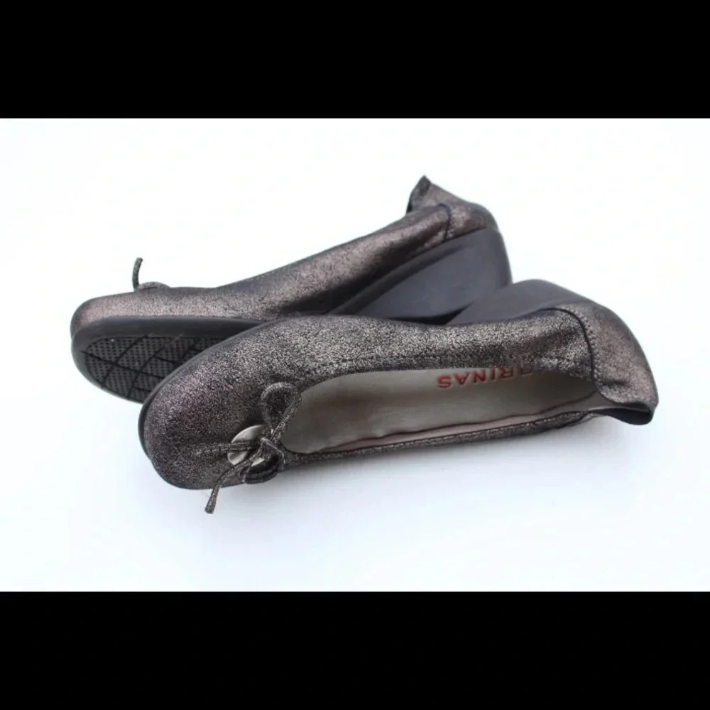 Sabrinas low wedges
